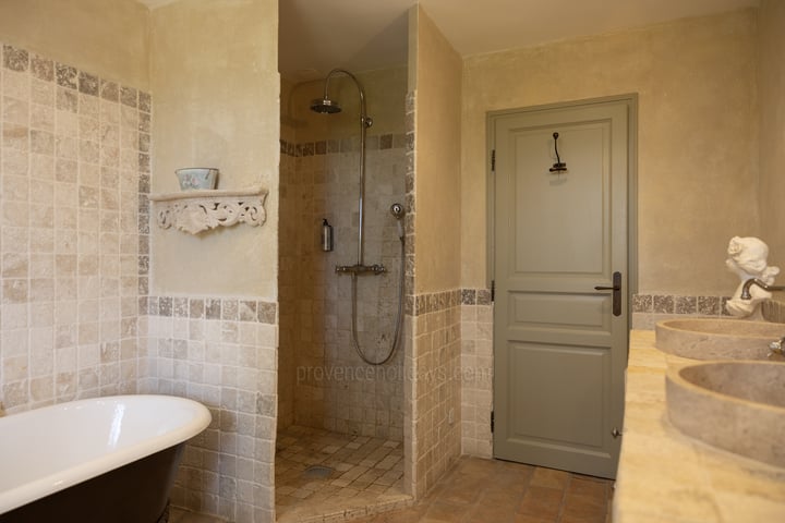 17 - Bastide Provençale: Villa: Bedroom