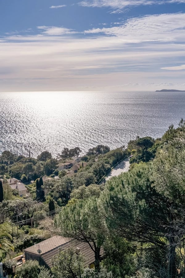 1 - Villa zur Renovierung in Rayol-Canadel-sur-Mer: Villa: Exterior