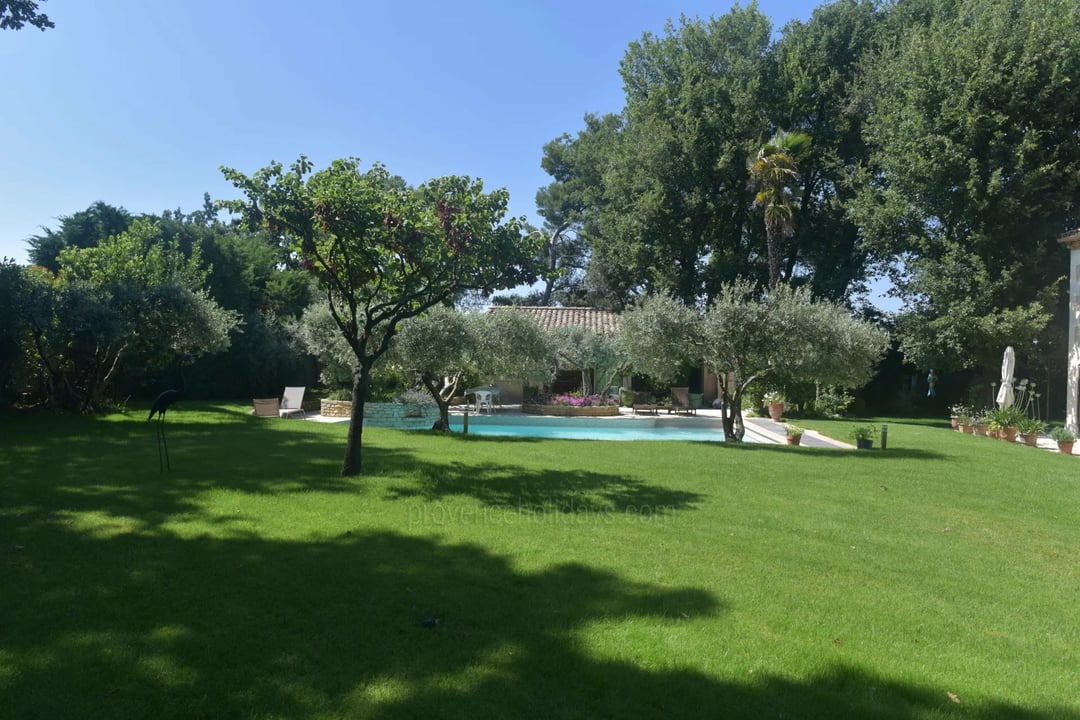 Magnificent villa for sale with swimming pool near the centre of the village of Robion Villa Fromageonne - 4