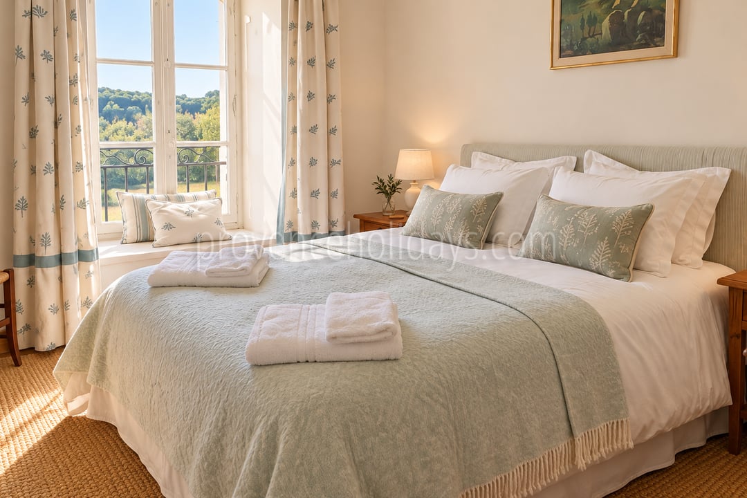 15 - Farmhouse with outbuildings in Lambesc: Villa: Bedroom