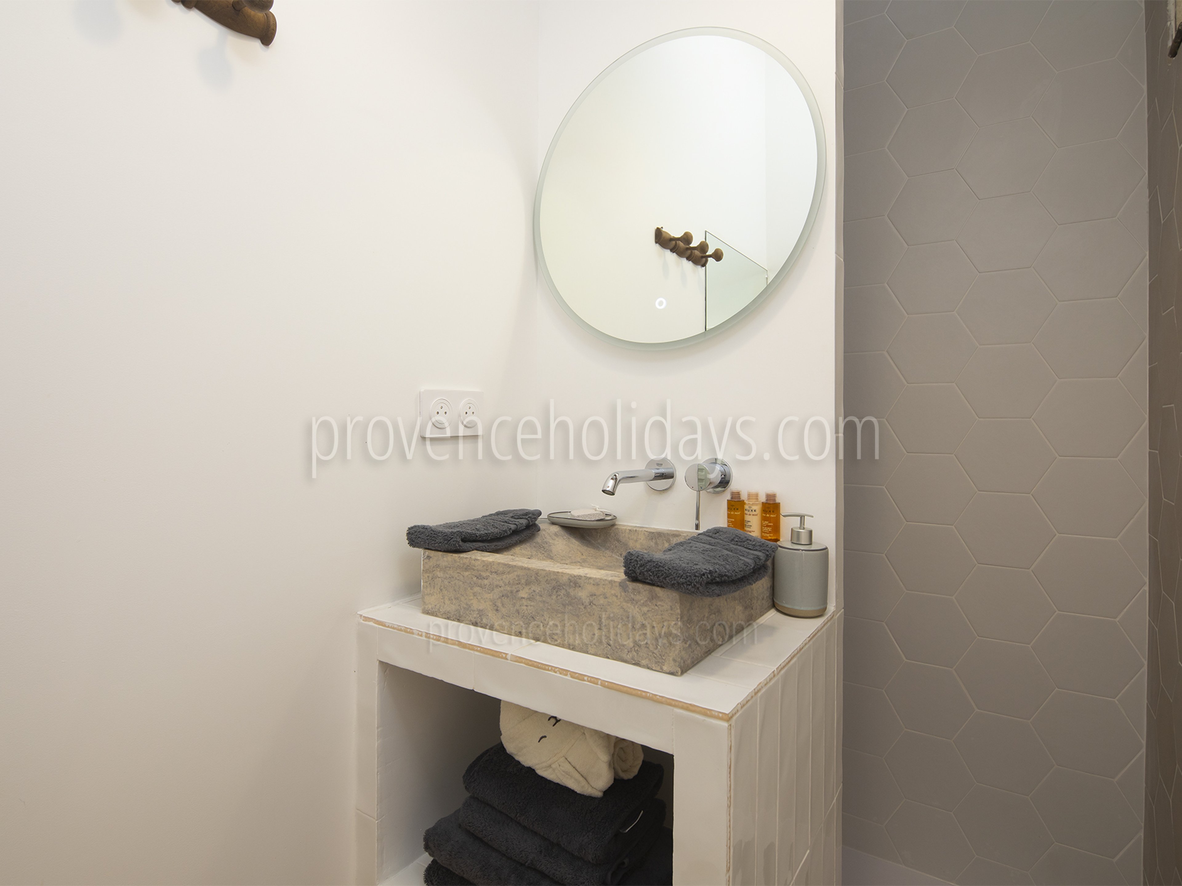 40 - Escapade en Luberon: Villa: Bathroom