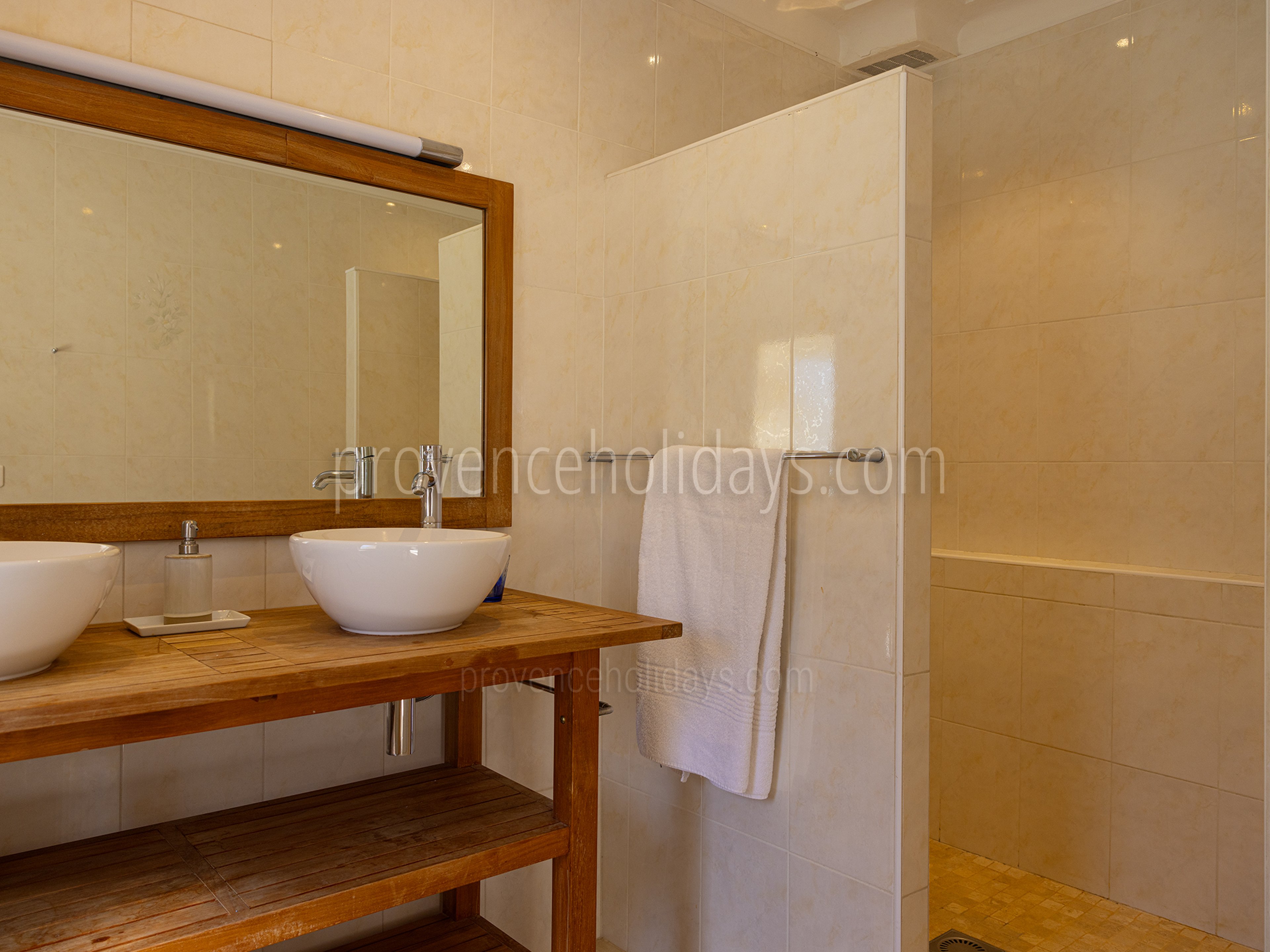20 - Mas Heyrauds: Villa: Bathroom