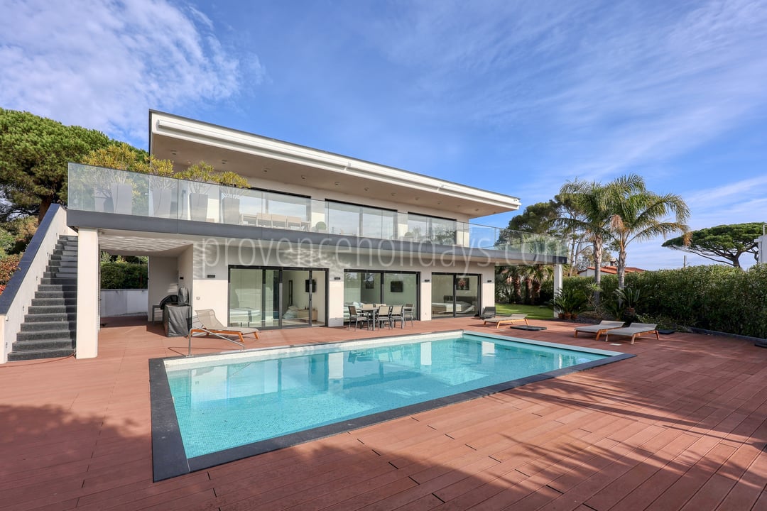 Modernes Ambiente mit Pool und Jacuzzi