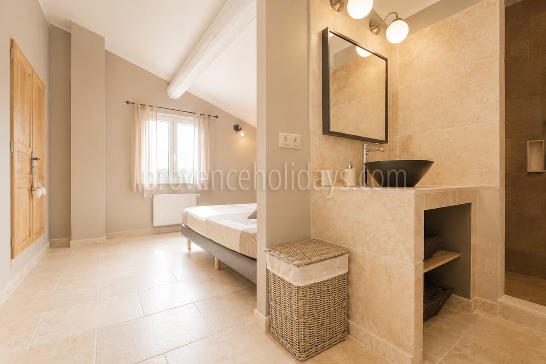 12 - Villa met verwarmd zwembad en uitzicht op de Luberon: Villa: Bathroom