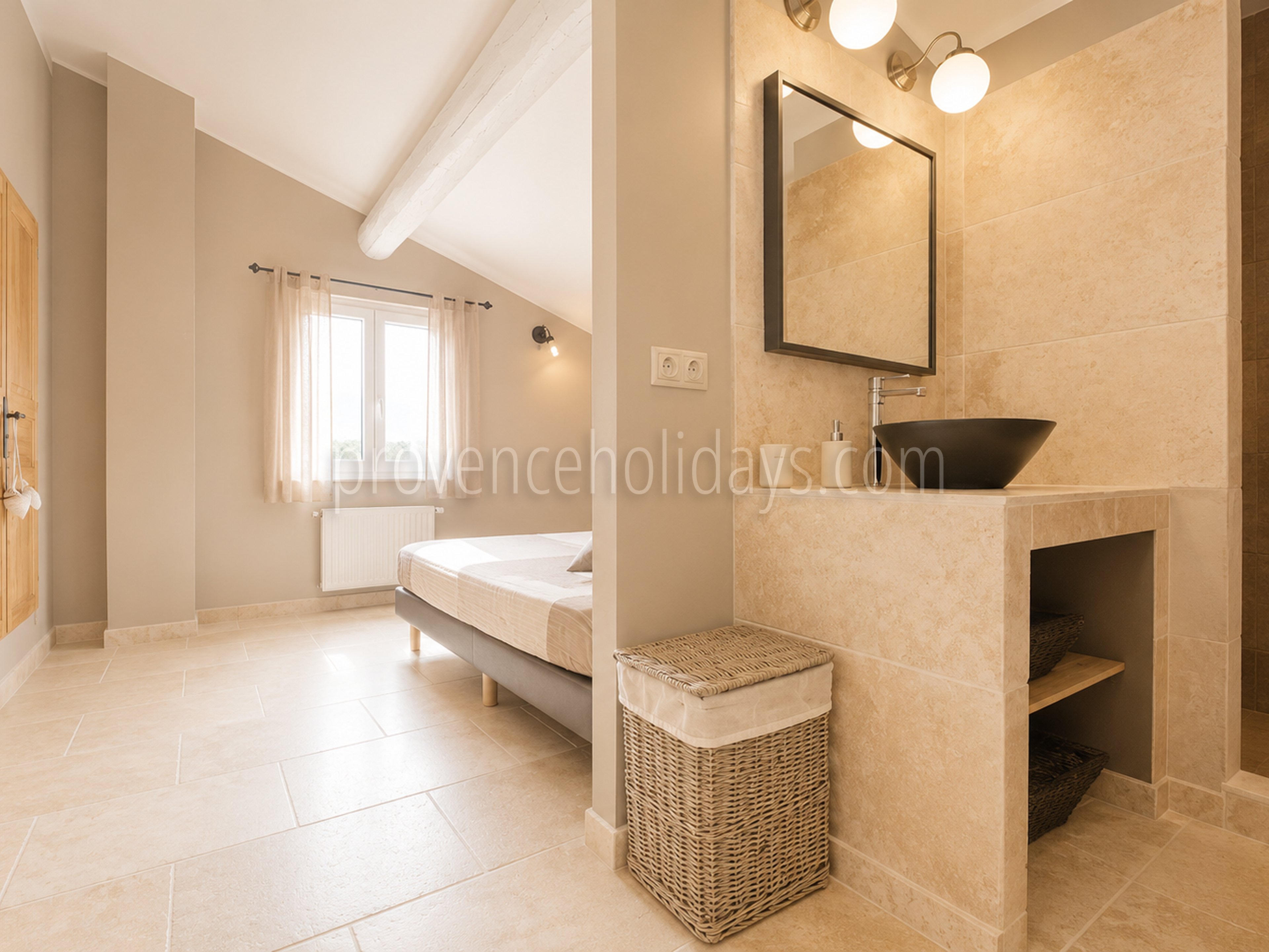 12 - Villa met verwarmd zwembad en uitzicht op de Luberon: Villa: Bathroom