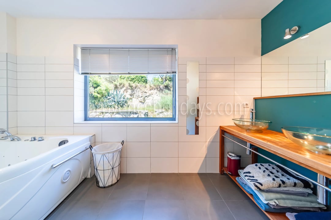 12 - Villa with pool in Pernes-les-Fontaines: Villa: Bathroom