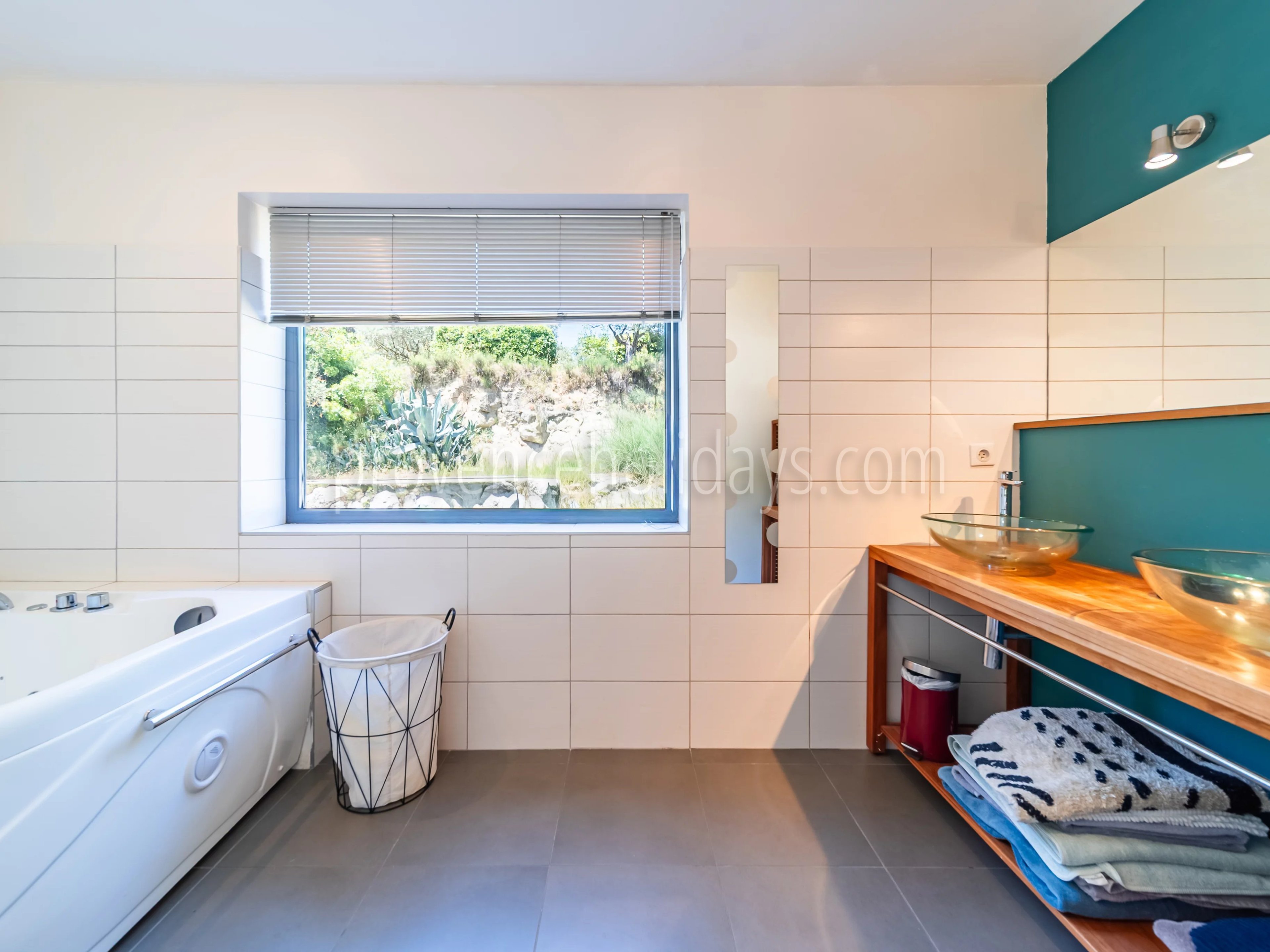 12 - Villa with pool in Pernes-les-Fontaines: Villa: Bathroom
