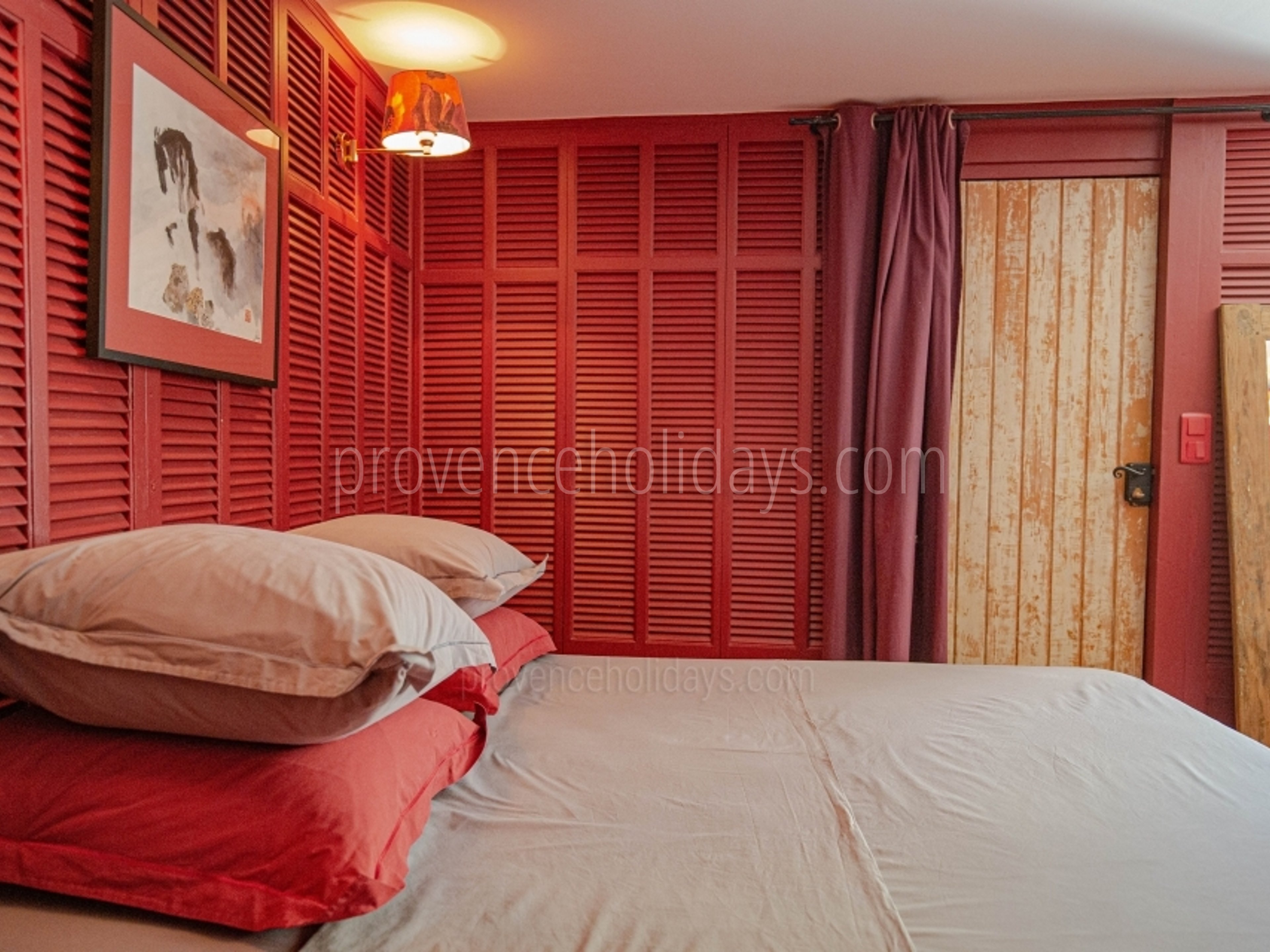 4 - Villa Beaumes: Villa: Bedroom