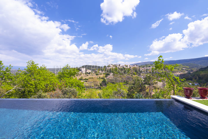 Air conditioned villa with outstanding views in Ménerbes