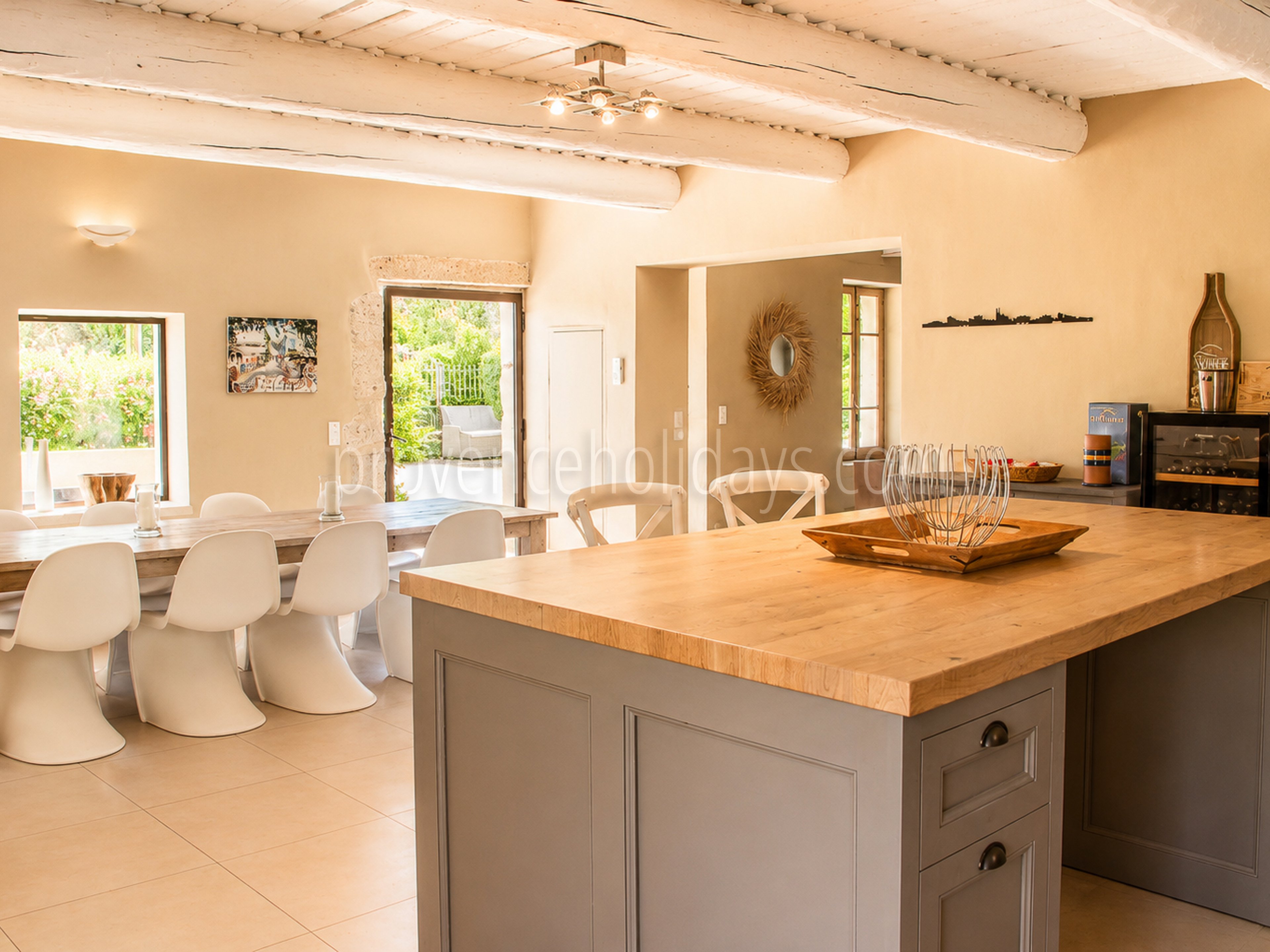 28 - Bauernhaus mit Blick auf den Luberon: Villa: Interior