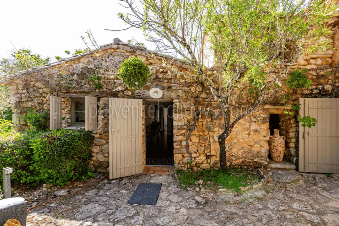40 - Les Vues du Luberon: Villa: Exterior