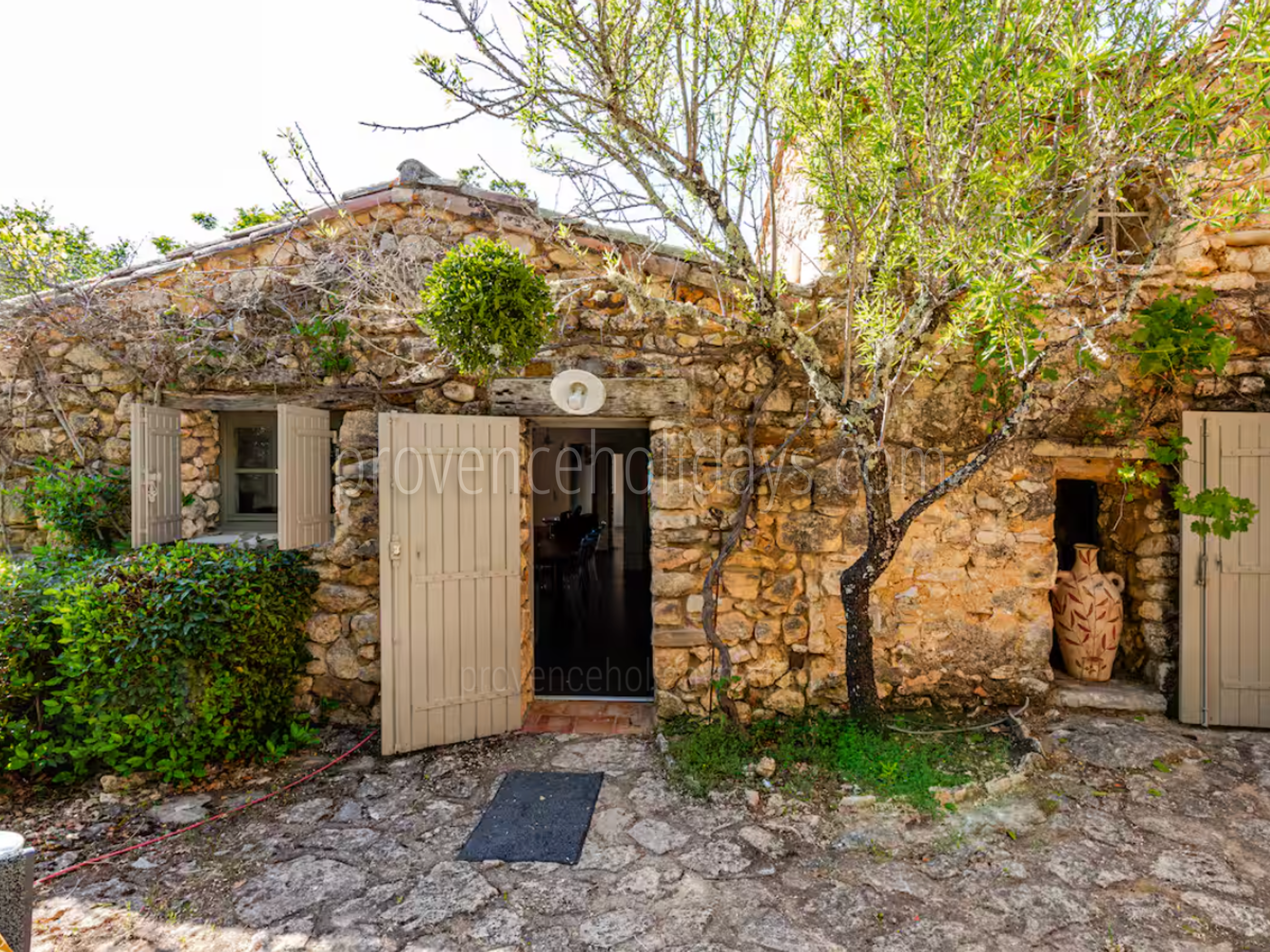 40 - Les Vues du Luberon: Villa: Exterior