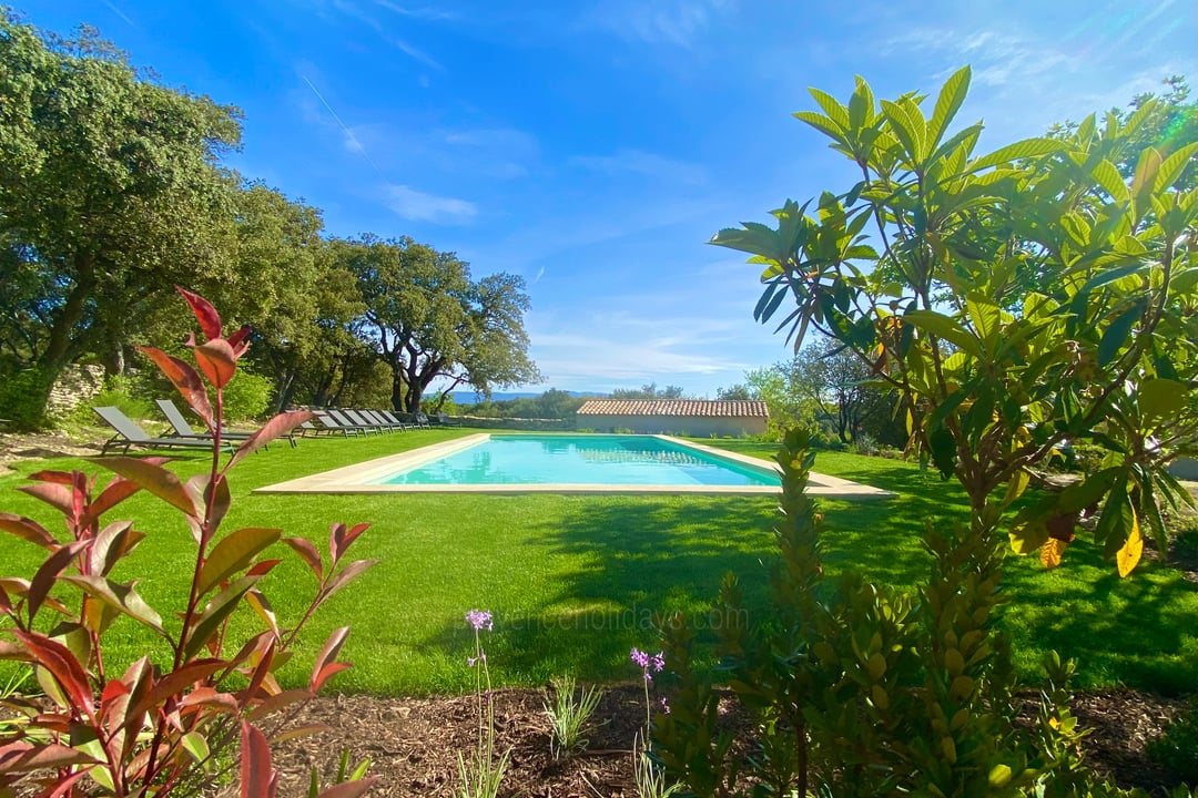 Typical stone farmhouse with heated swimming pool in Bonnieux