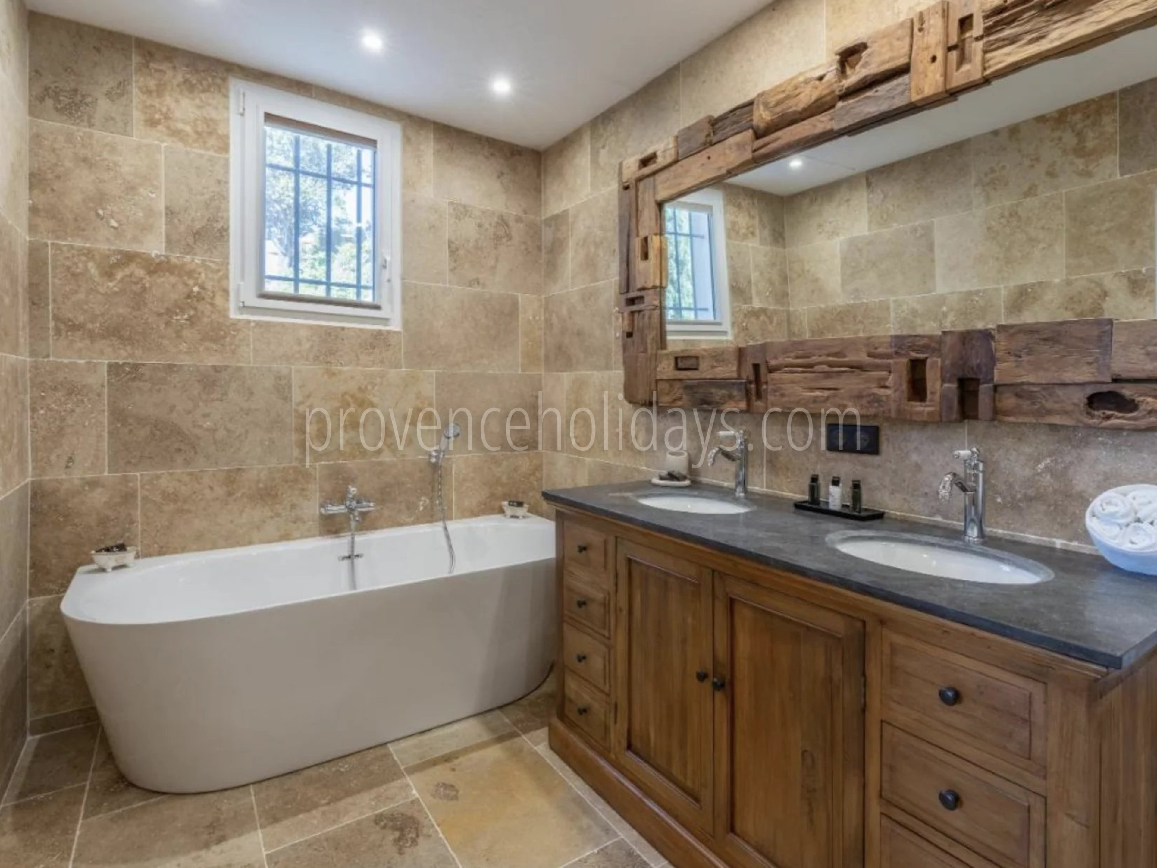 11 - Bastide with lavender in Gordes: Villa: Bathroom