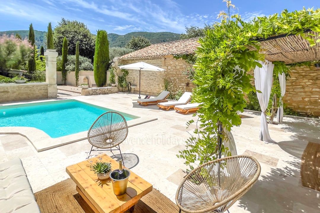 Family friendly Mas with view of the Luberon mountains 4 - Le Mas Chopin: Villa: Exterior