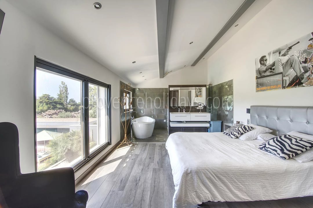 47 - House with pool house in Eyguières: Villa: Bedroom