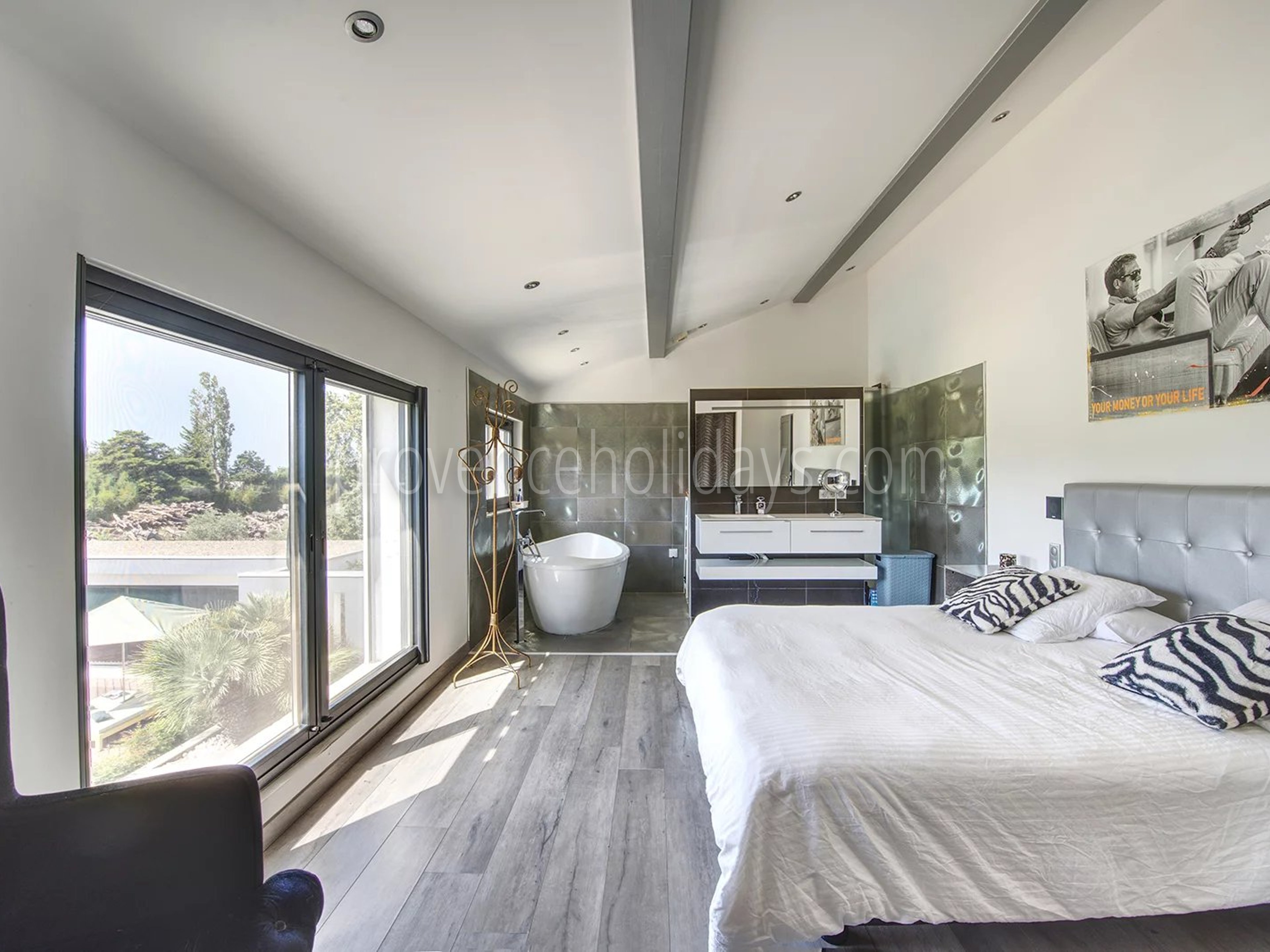 47 - House with pool house in Eyguières: Villa: Bedroom