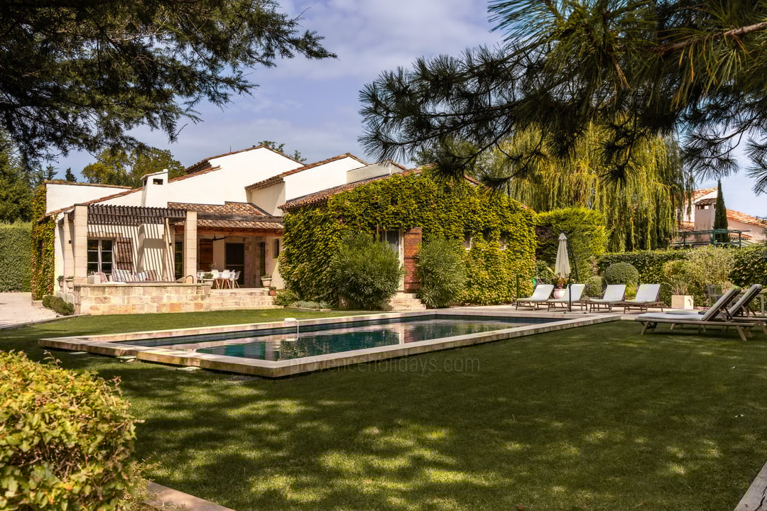 Superb villa with heated swimming pool in Paradou