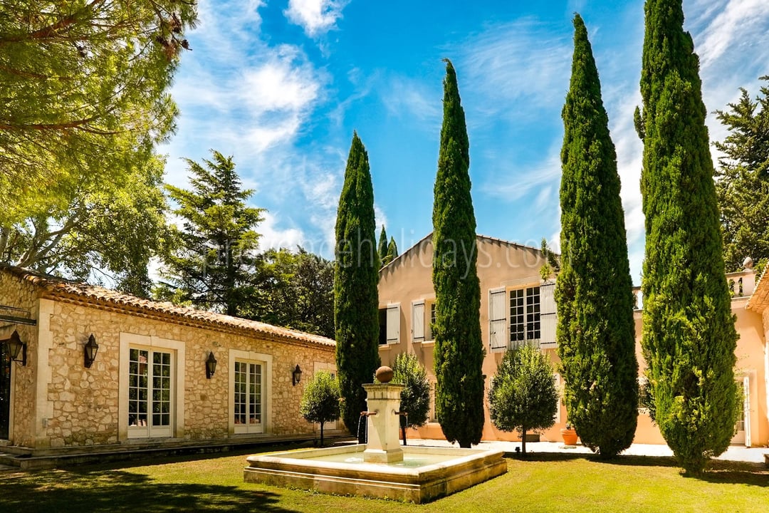 30 - Stone estate in Eygalières: Villa: Exterior