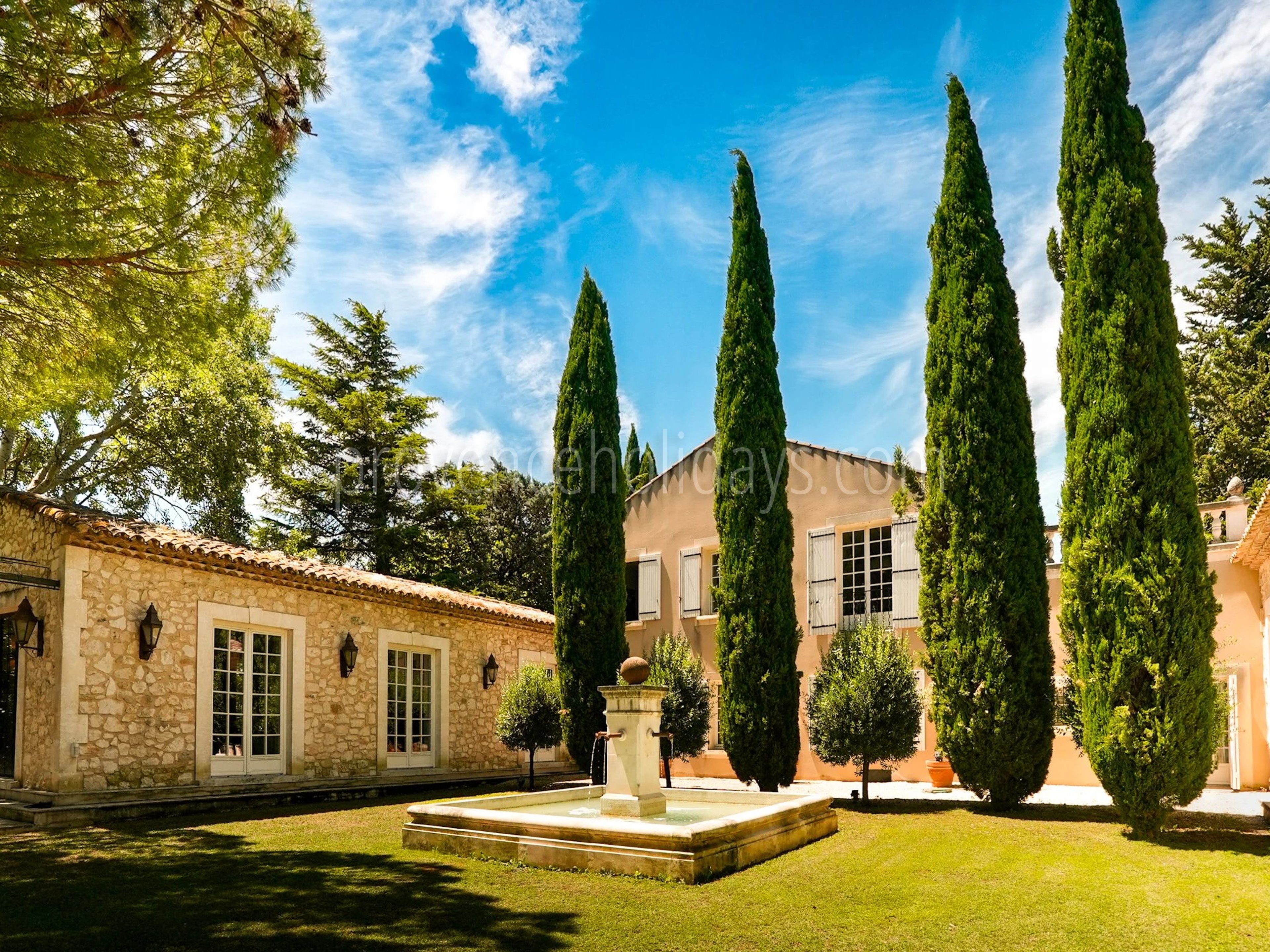 30 - Stone estate in Eygalières: Villa: Exterior