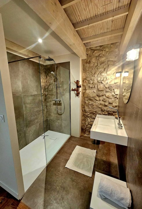 16 - Mas des Roches: Villa: Bathroom