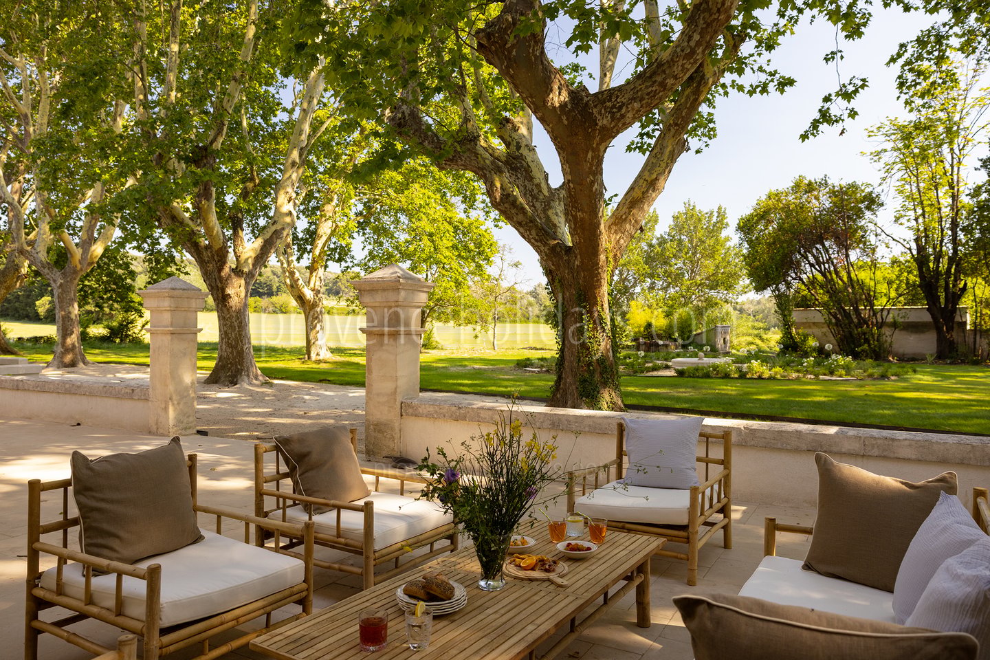 26 - Bastide Mouriès: Villa: Exterior