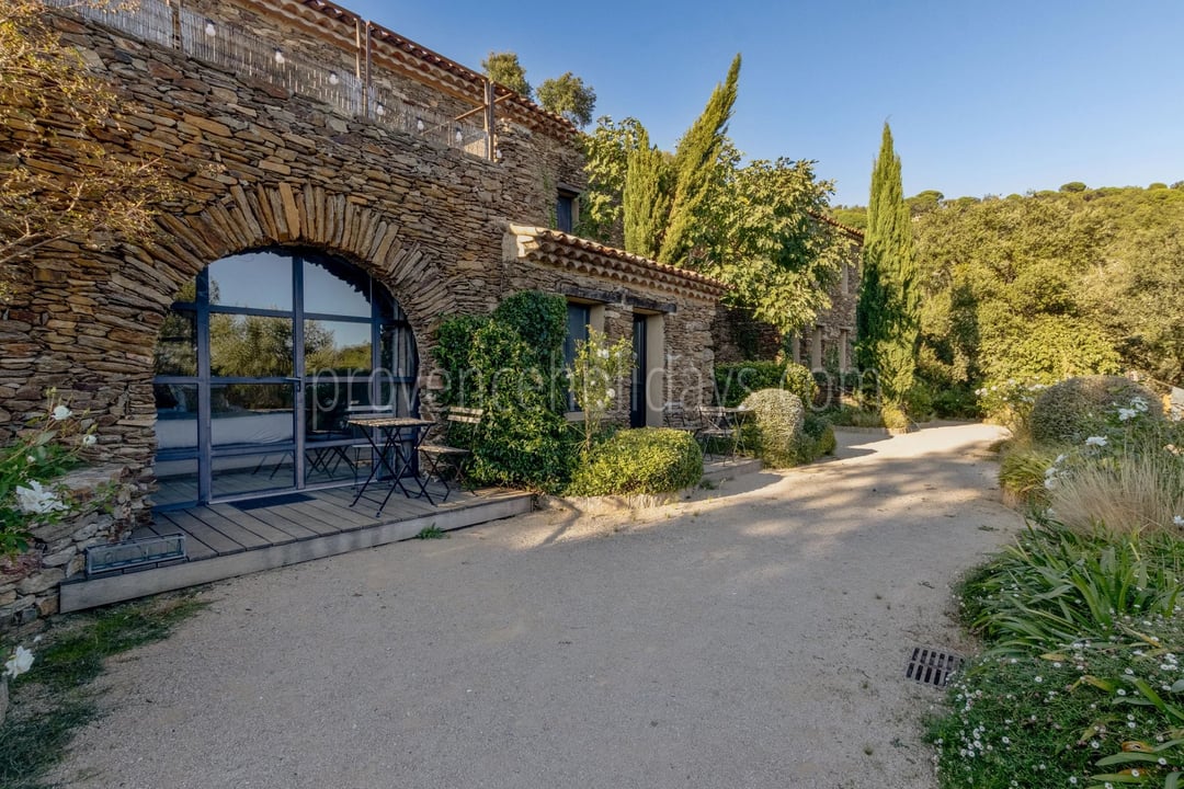 Wiederaufgebautes provenzalisches Anwesen mit Blick auf die Hügel in La Garde-Freinet