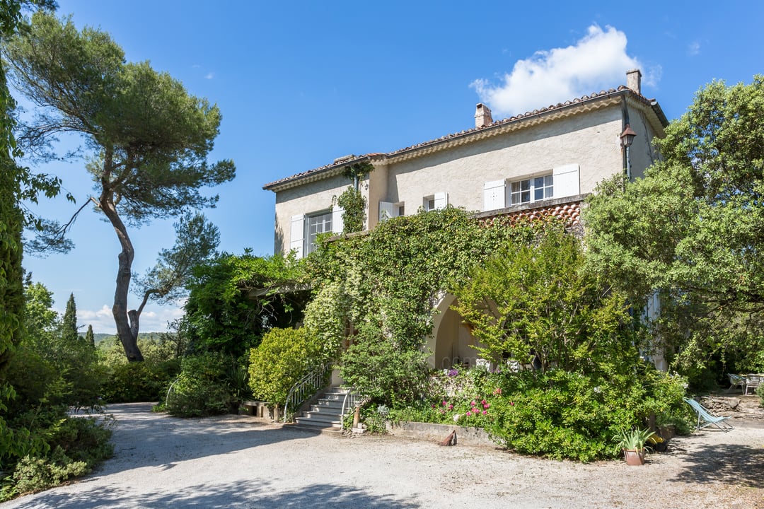 Art deco house with independent studio in Fontaine-de-Vaucluse