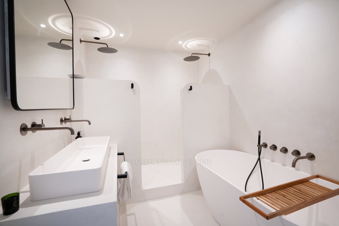 10 - Villa Honora: Villa: Bathroom