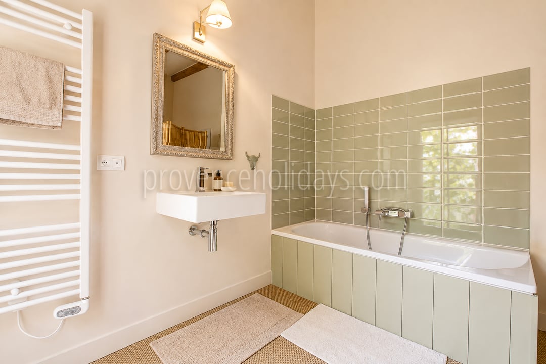 53 - Bauernhaus mit Blick auf den Luberon: Villa: Bathroom