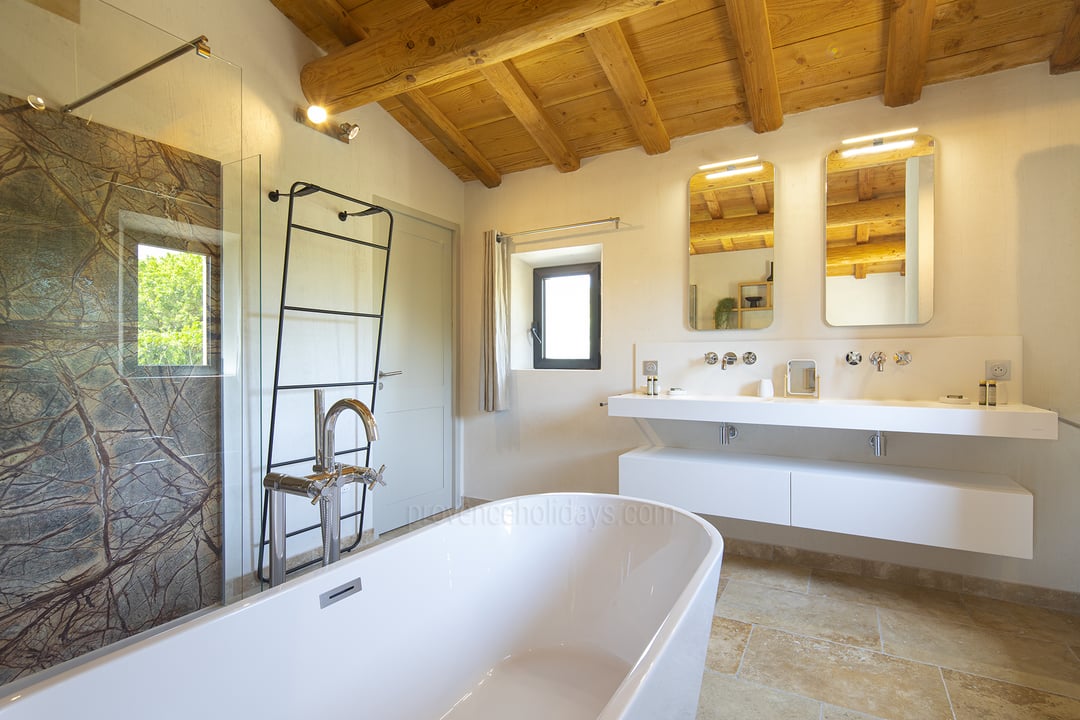 19 - Mas des Cerisiers: Villa: Bathroom