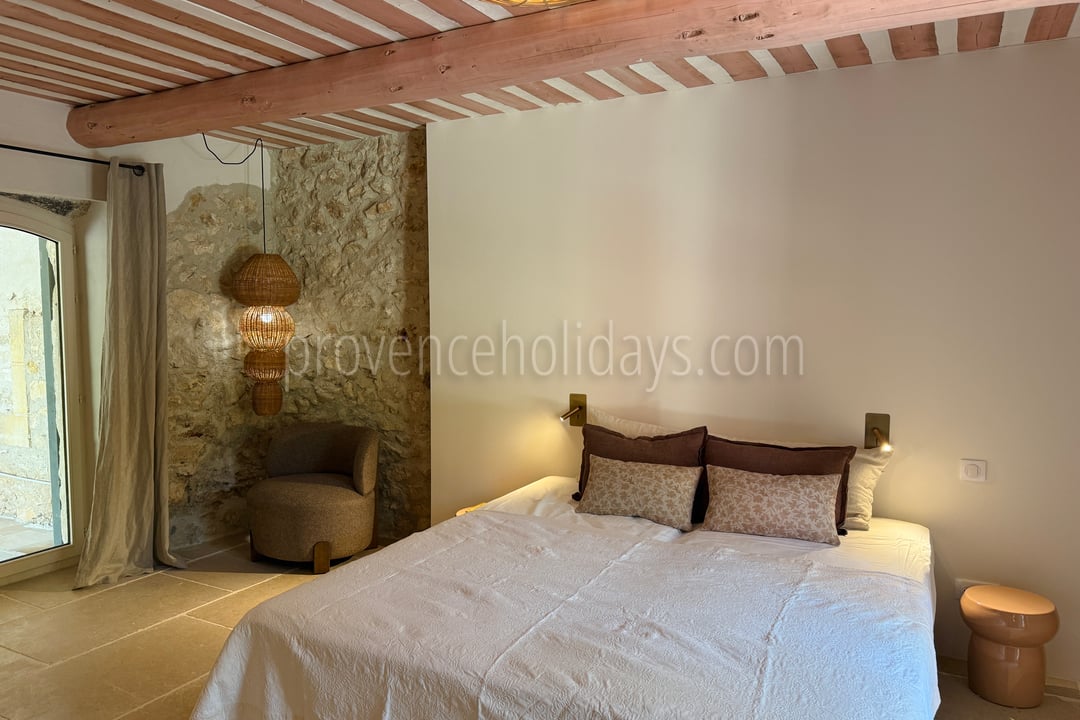 9 - Renovated farmhouse on the outskirts of Eygalières: Villa: Bedroom