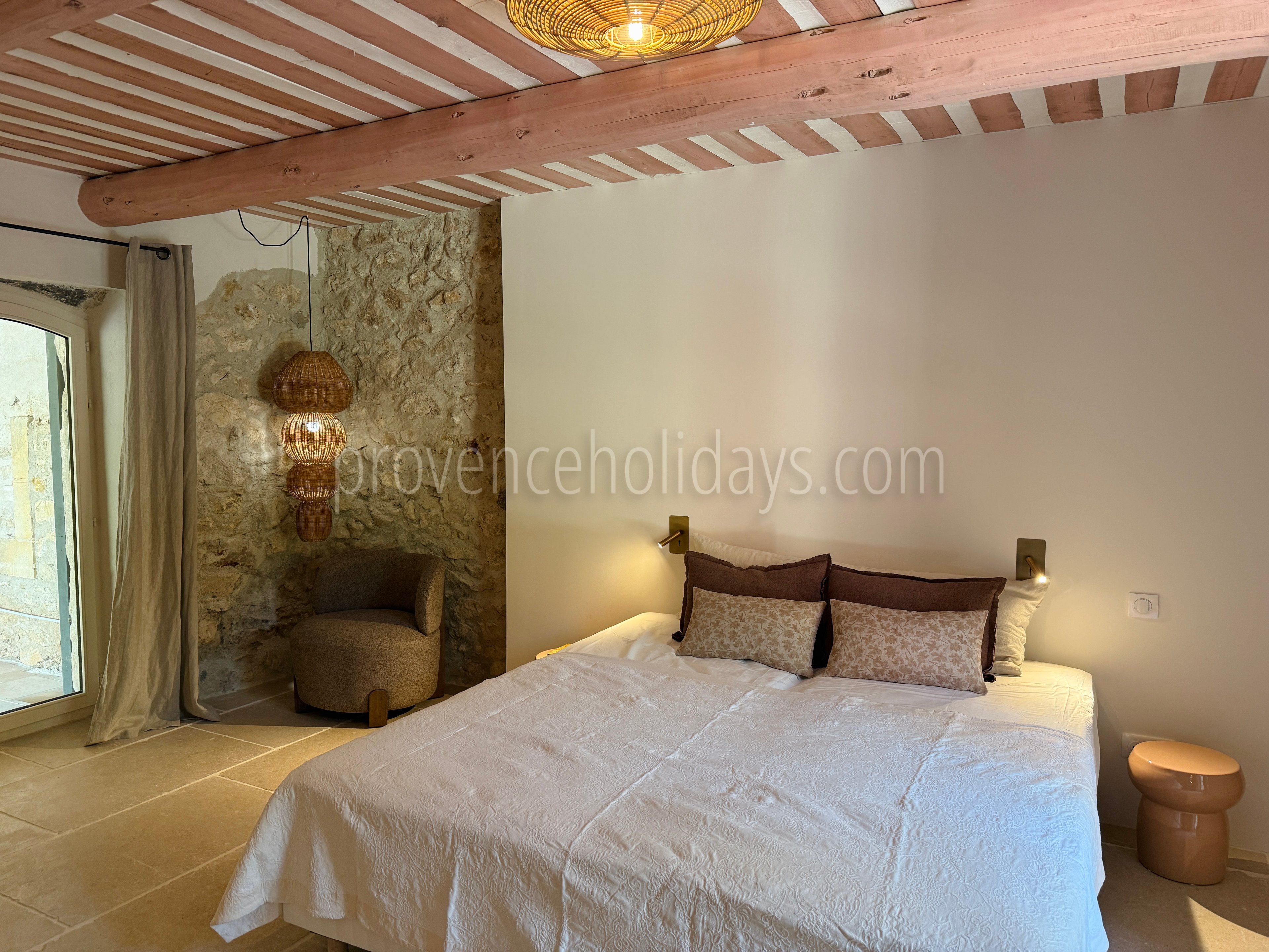 9 - Renovated farmhouse on the outskirts of Eygalières: Villa: Bedroom
