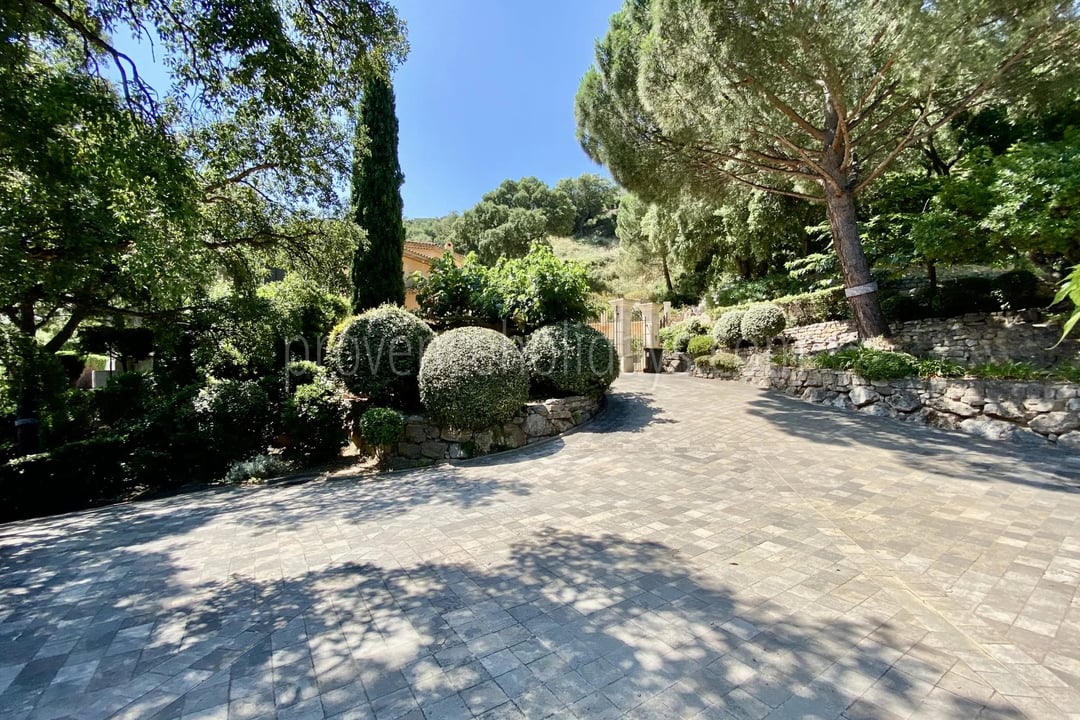 36 - Villa mit Kamin in Cavalaire-sur-Mer: Villa: Exterior