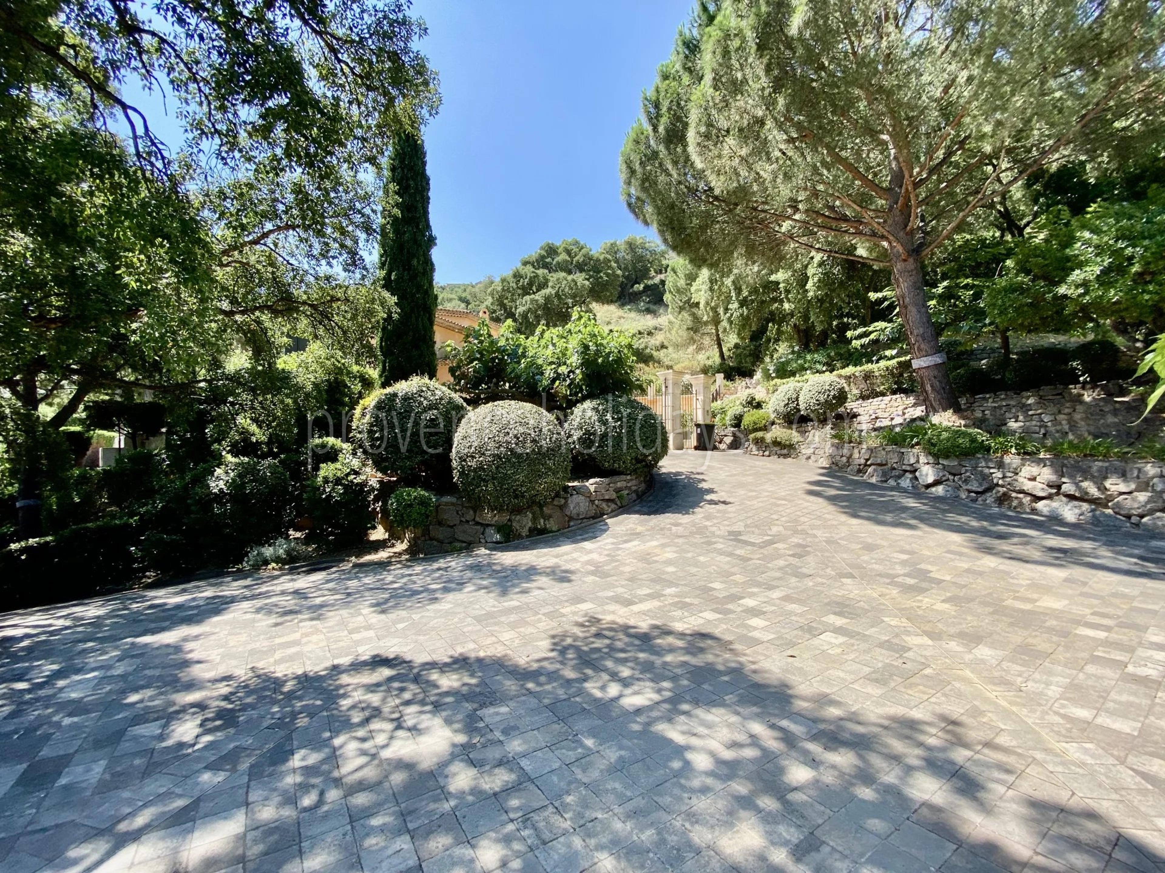 36 - Villa mit Kamin in Cavalaire-sur-Mer: Villa: Exterior