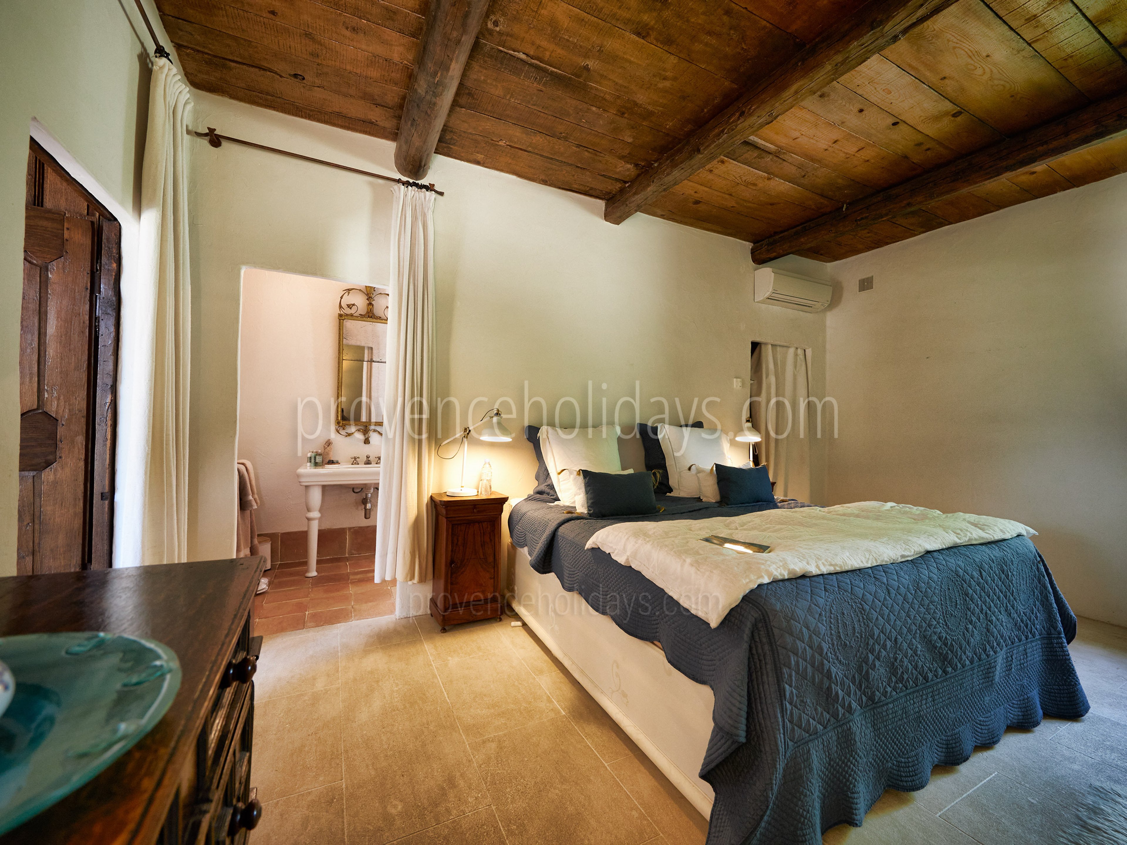 88 - Château de Luberon: Villa: Bedroom