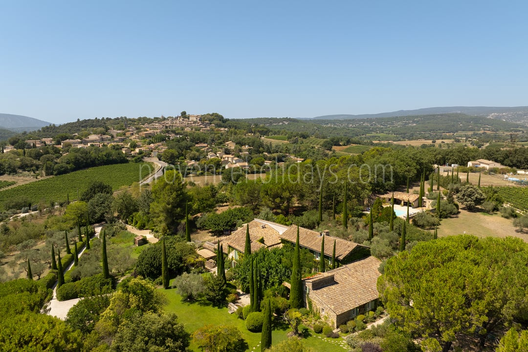 Mas provençal avec court de tennis et piscine à Goult