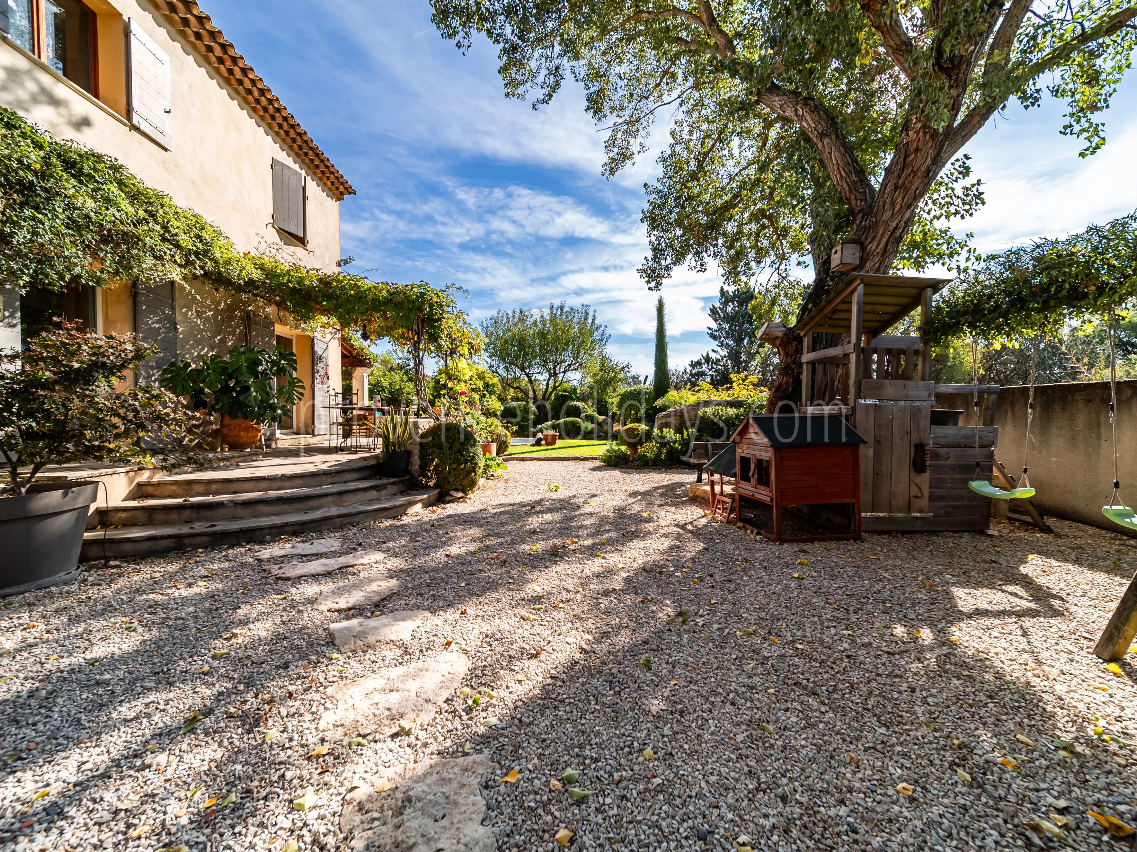 5 - Character house in Cabrières-d’Avignon: Villa: Exterior