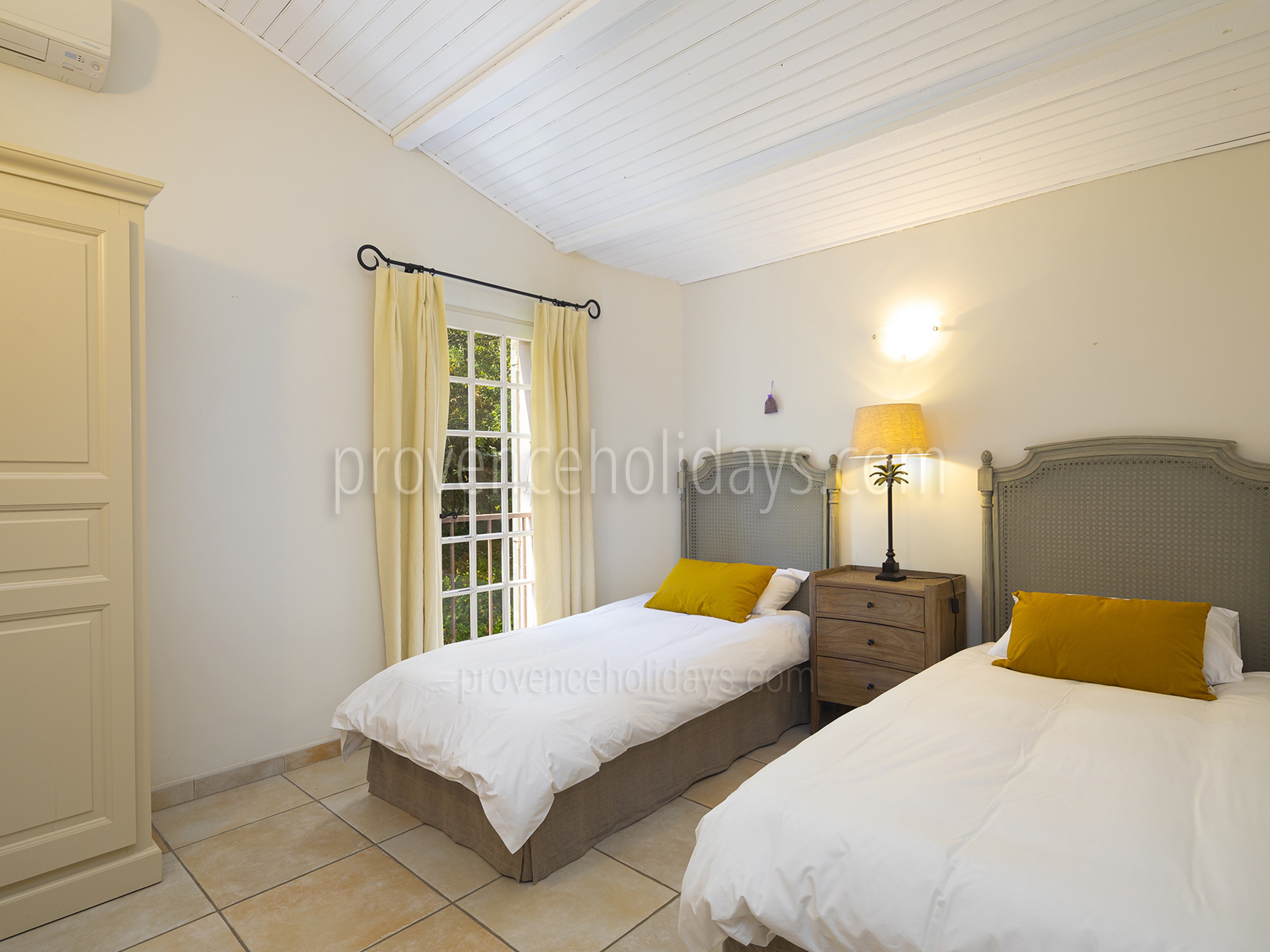 24 - Maison de la Colline: Villa: Interior