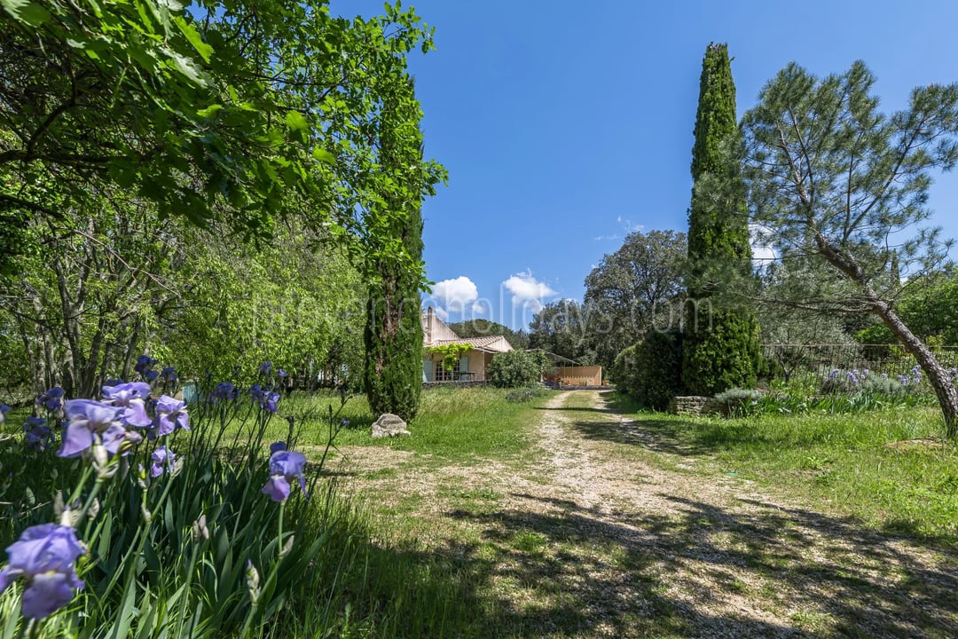 8 - Stone house in Gordes: Villa: Exterior