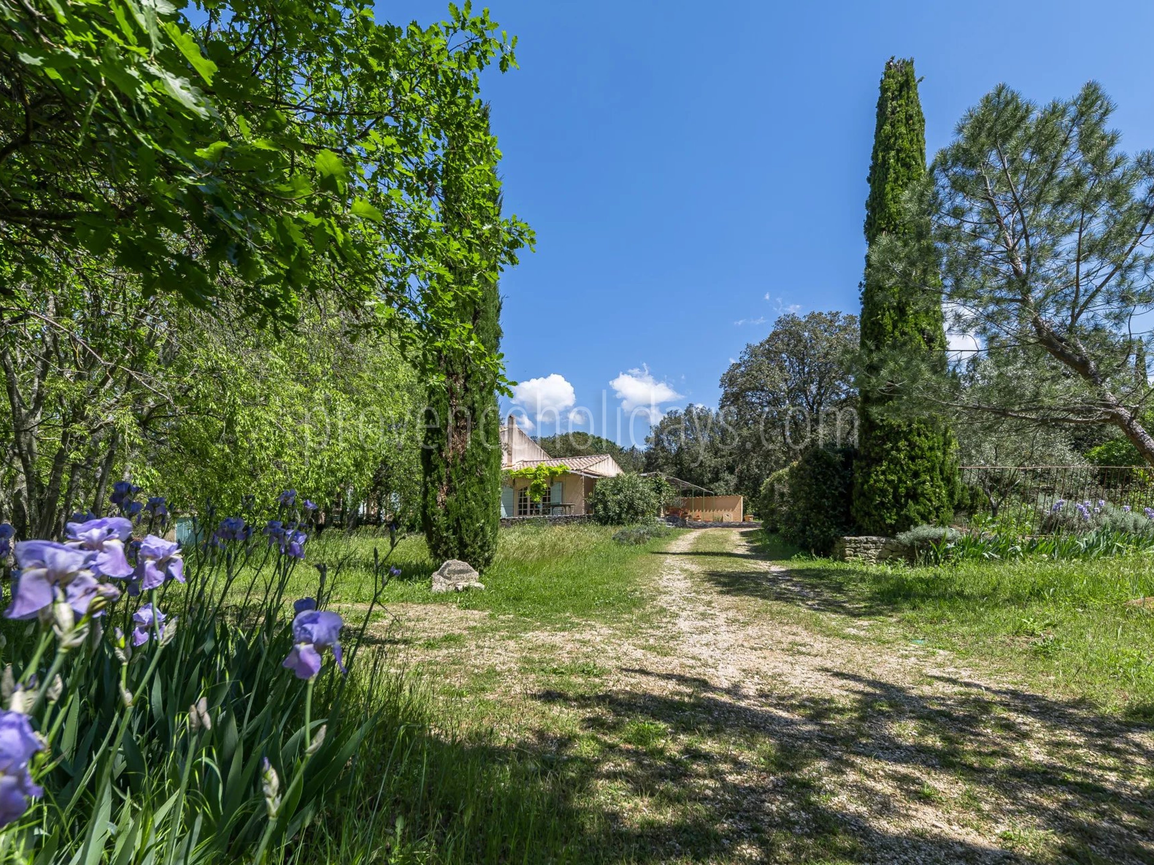 8 - Stone house in Gordes: Villa: Exterior