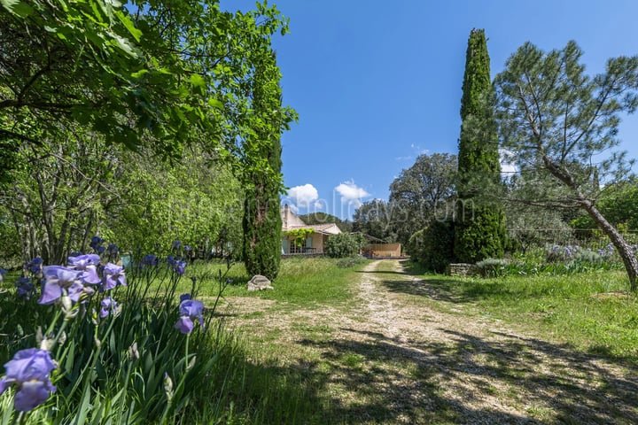8 - Stone house in Gordes: Villa: Exterior