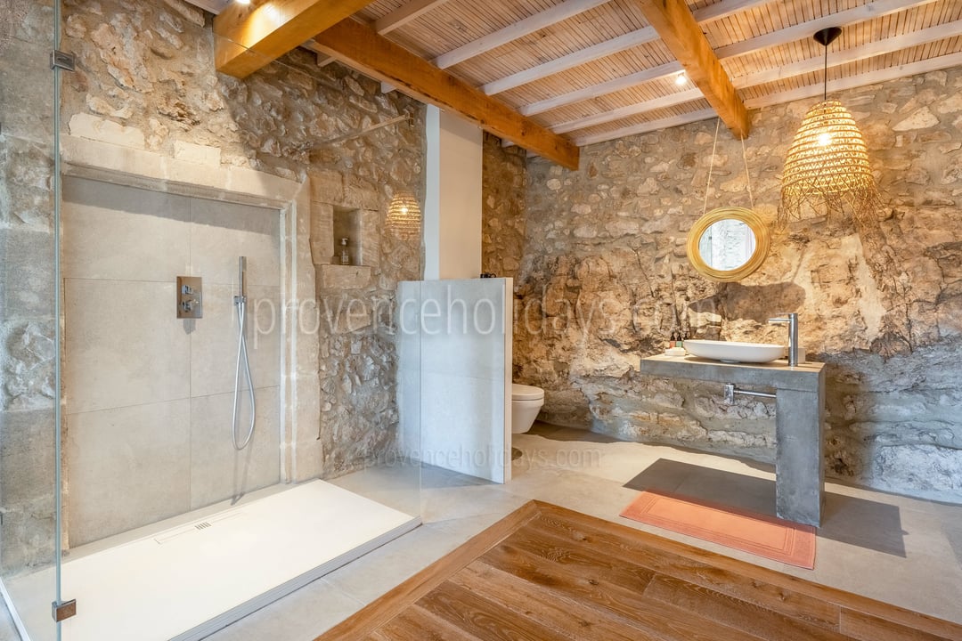 22 - Mas des Roches: Villa: Bathroom