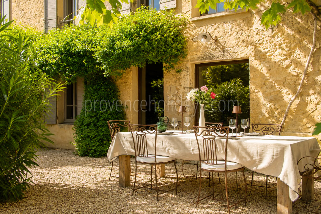 16 - Bauernhaus mit Blick auf den Luberon: Villa: Exterior