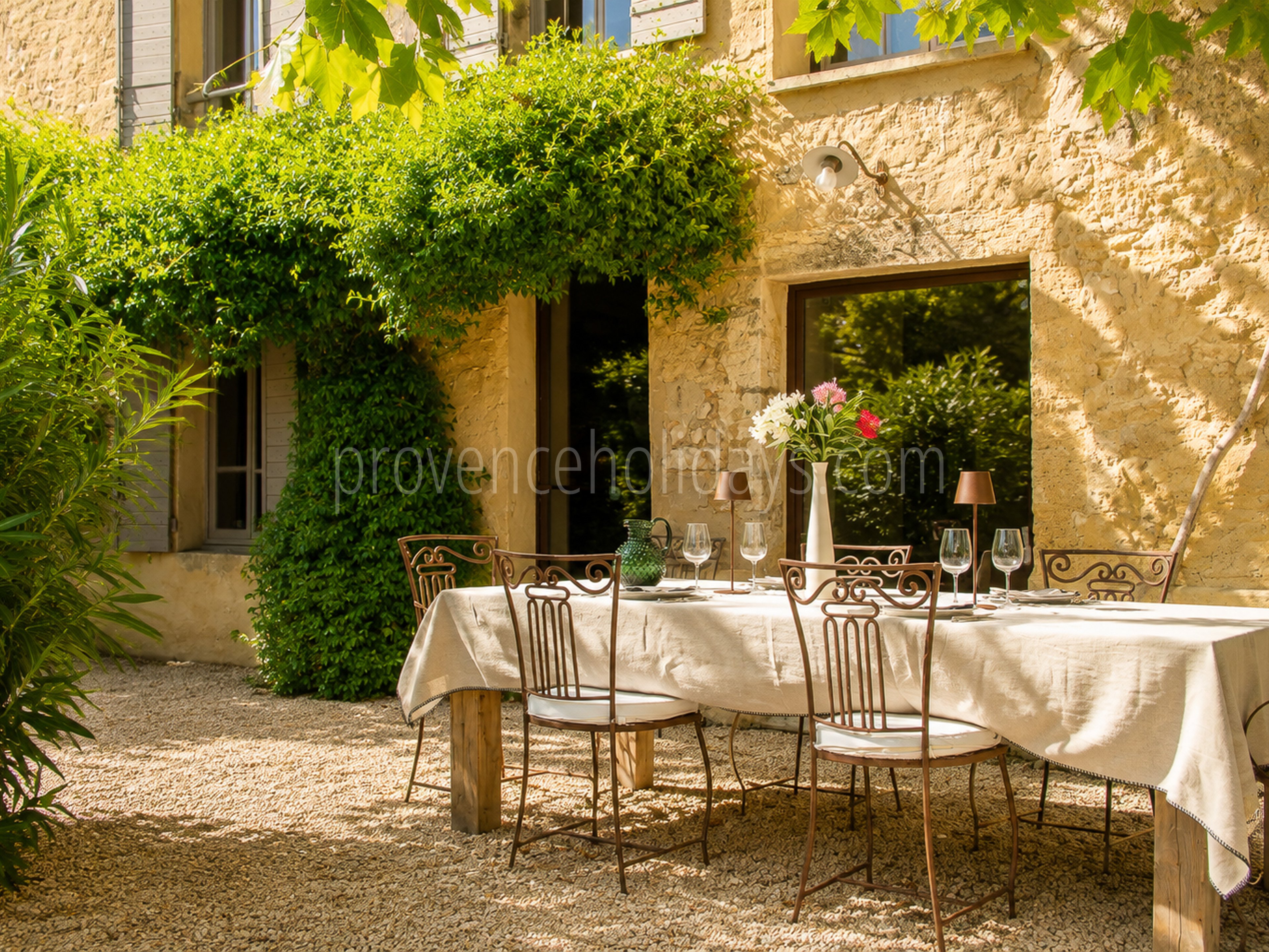 16 - Bauernhaus mit Blick auf den Luberon: Villa: Exterior