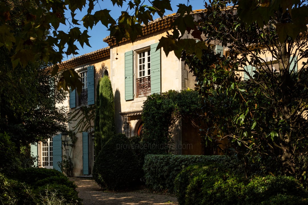 24 - Domaine de Mouriès: Villa: Exterior