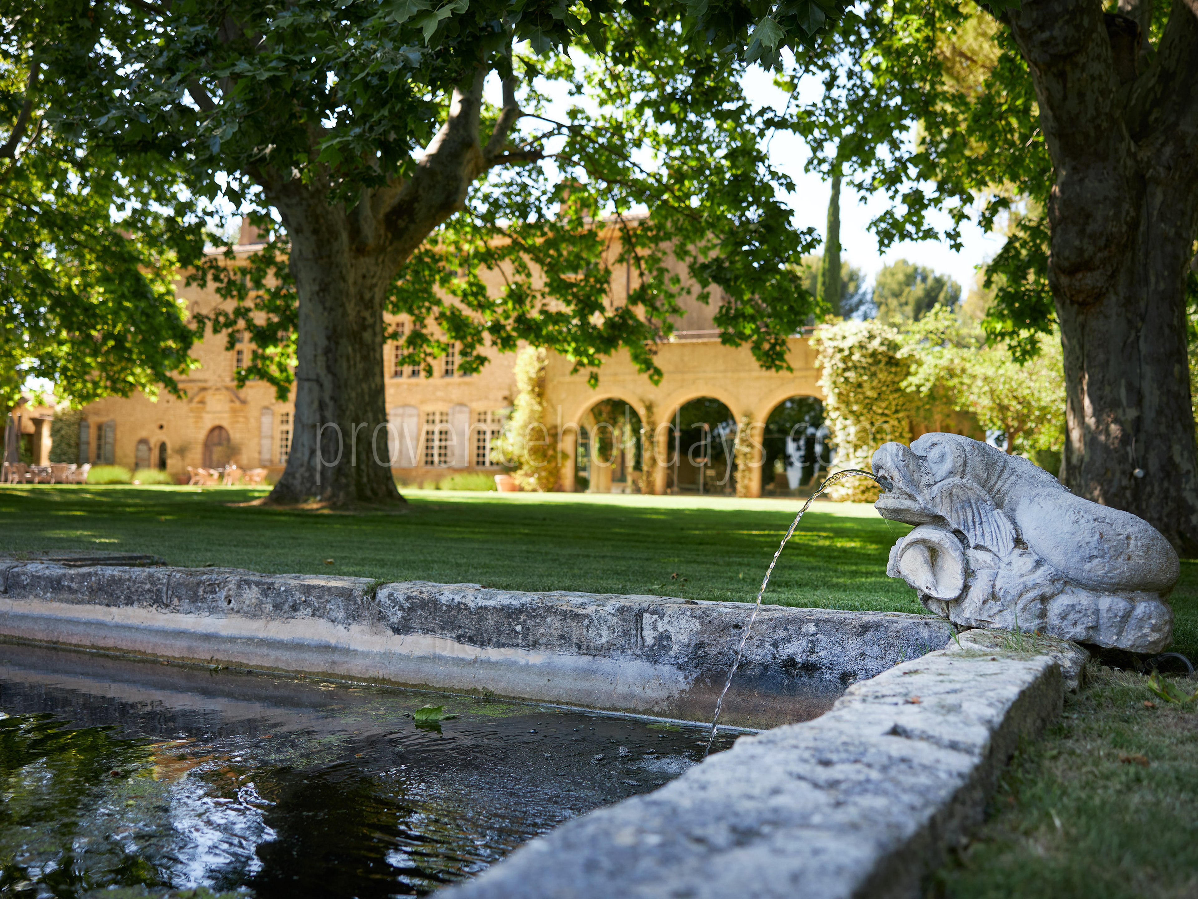 24 - Château de Luberon: Villa: Exterior