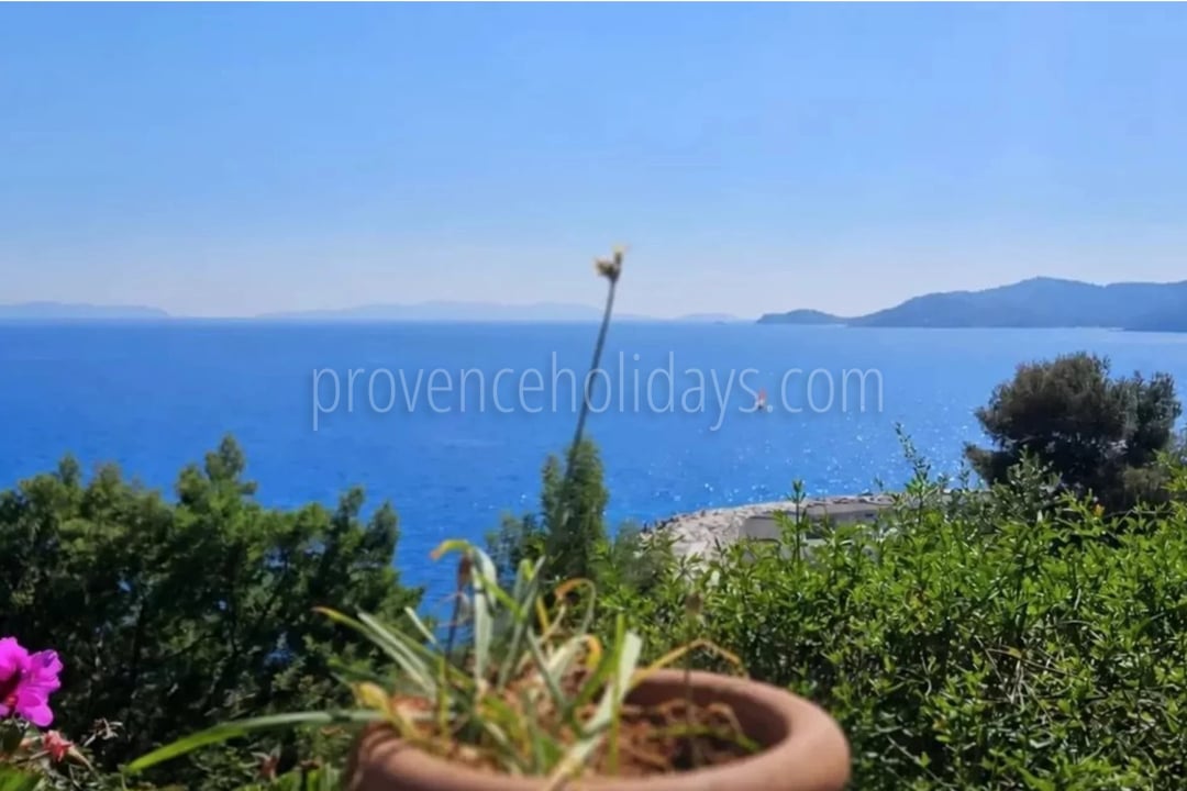 5 - Villa to renovate in Lavandou: Villa: Exterior
