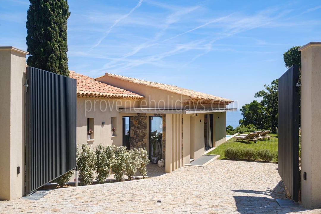32 - Villa Riviera: Villa: Exterior