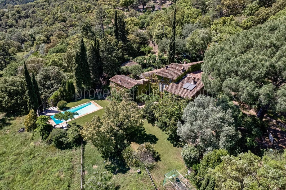 36 - Gehucht in La Garde-Freinet: Villa: Exterior